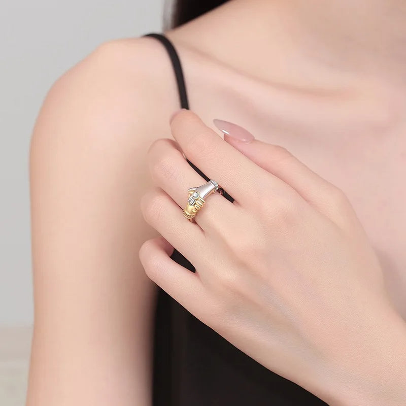 Anillo Manos Entrelazados
