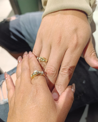 Anillo Manos Entrelazados